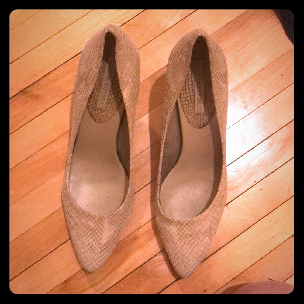 Banana republic fake snakeskin pumps